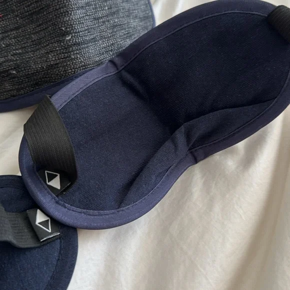 Set of 7 Delta One travel bags with matching eye shades - Picture 4 of 4